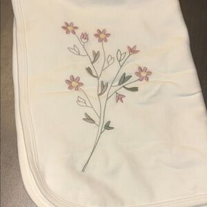 NWT Mon Tresor white baby blanket with floral embroidery